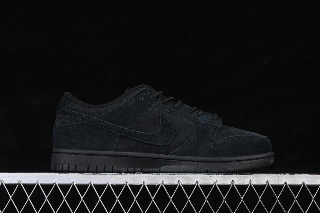 Nike SB Dunk Low "Triple Black"