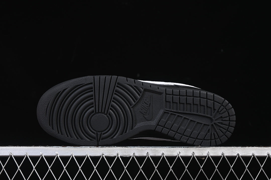 Nike SB Dunk Low "All Black-White"