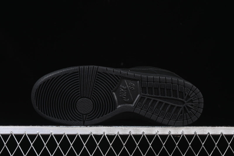 Nike SB Dunk Low "Triple Black"